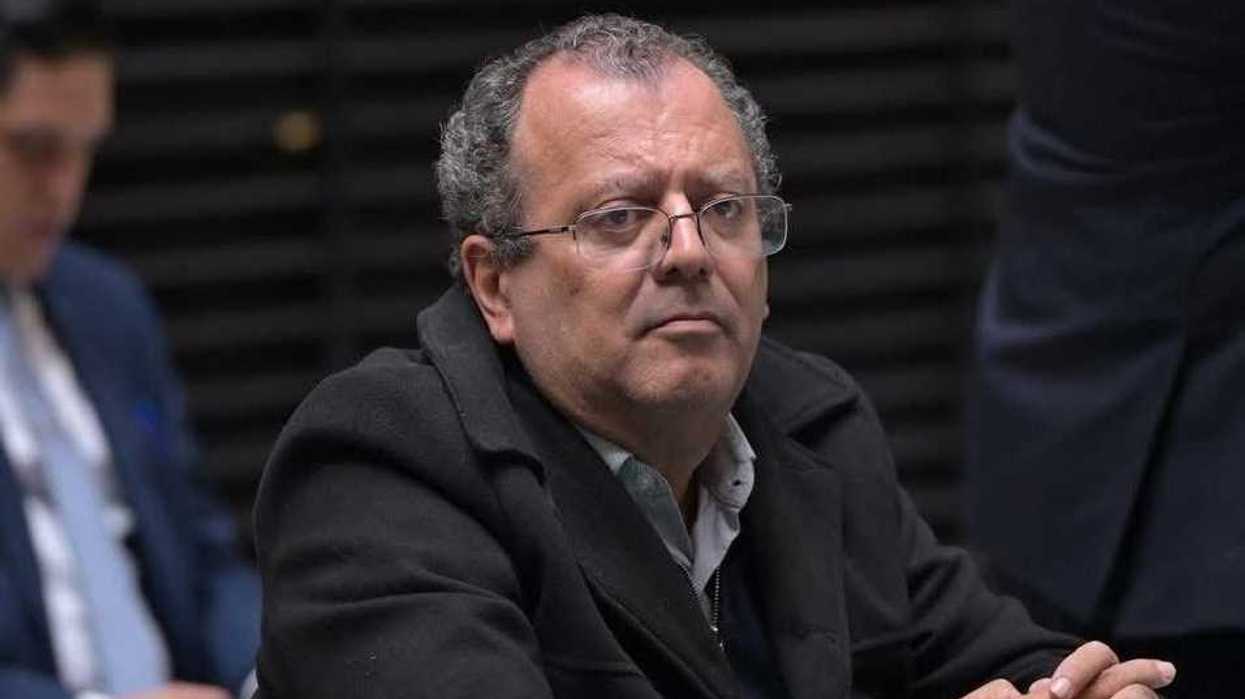 Gilberto Herrera Ruiz diputado federal durante el programa Presencia Universitaria donde retó a debatir por la gubernatura de Querétaro