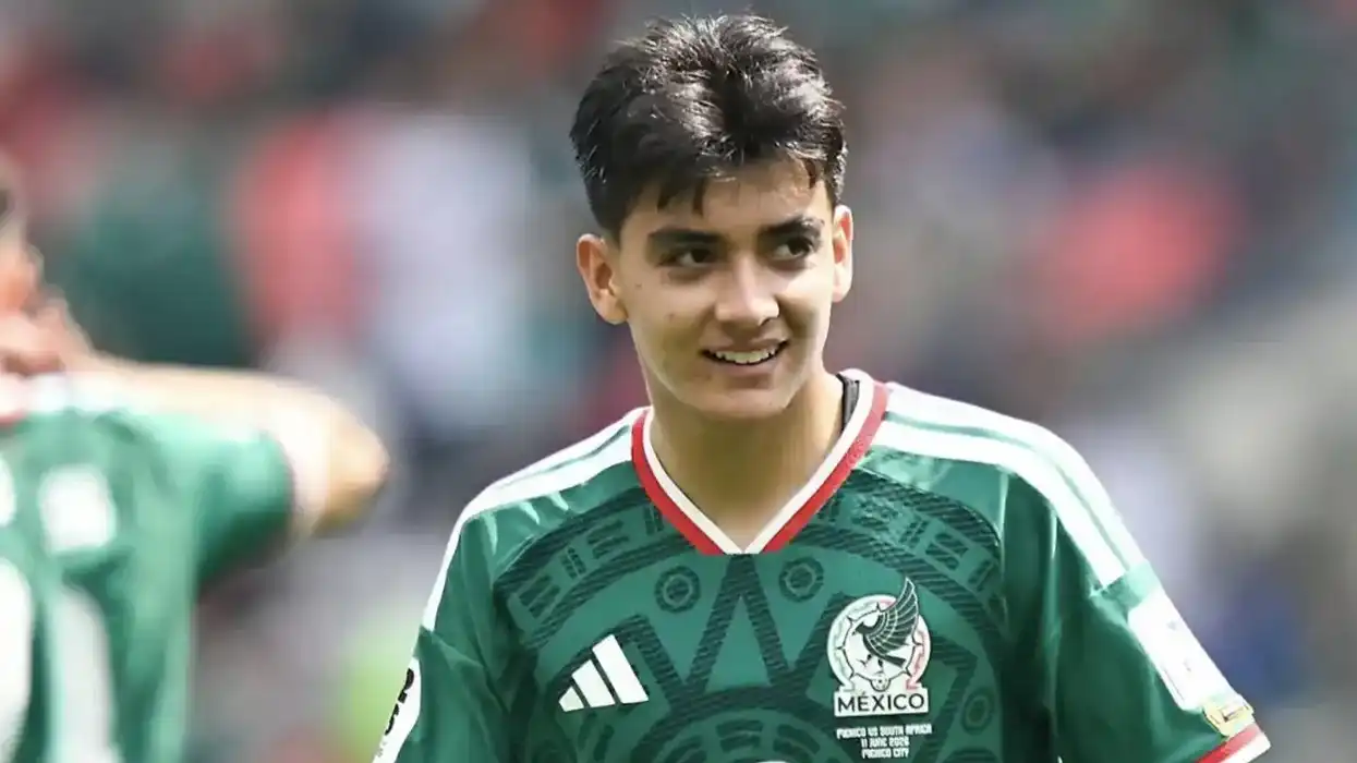 Gilberto Mora, centrocampista de la Selección Mexicana con el dorsal 19, sonríe durante un partido