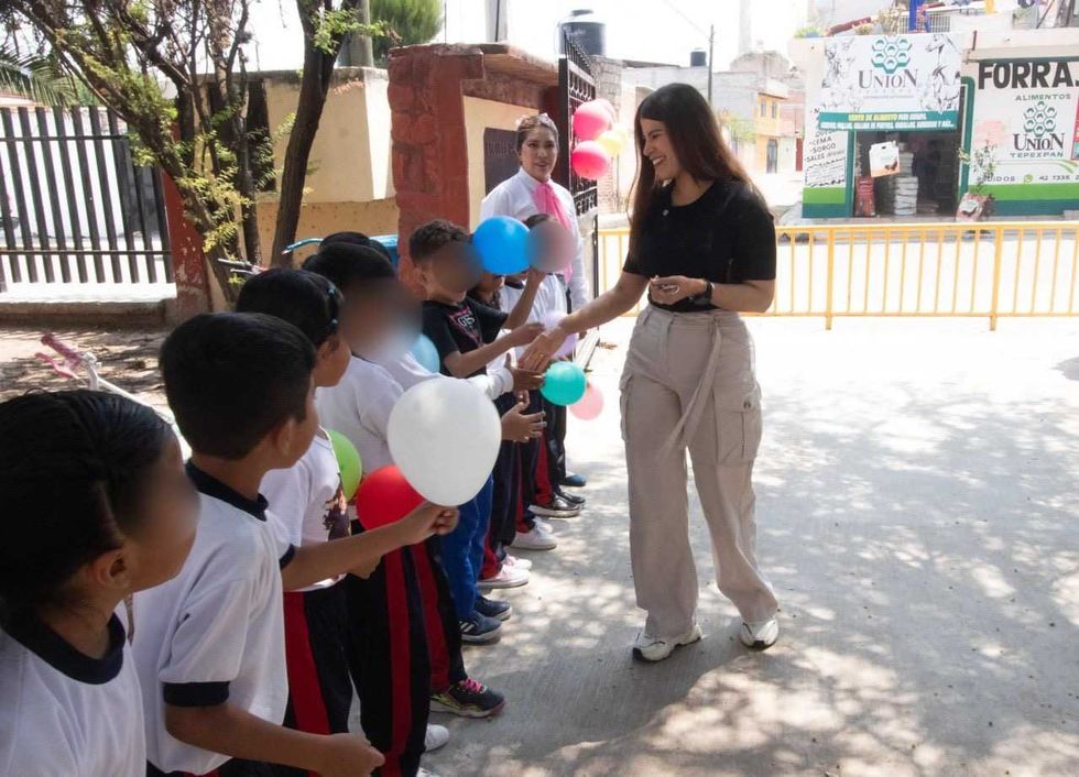 Gina S\u00e1nchez Barrios entrega balones y material did\u00e1ctico a primaria V\u00edctor Rosales de Santa Matilde en San Juan del R\u00edo
