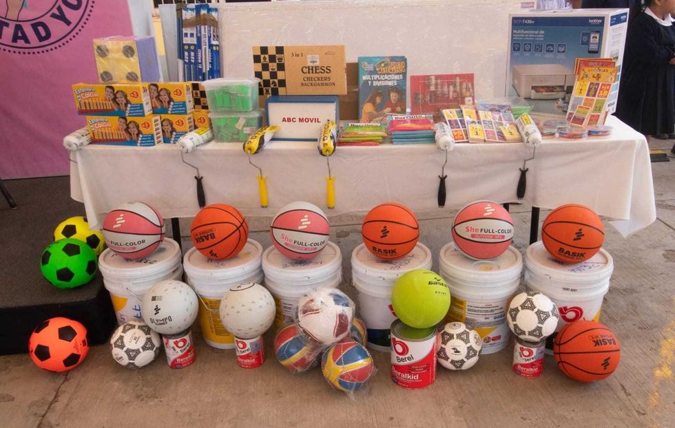 Gina S\u00e1nchez Barrios entrega balones y material did\u00e1ctico a primaria V\u00edctor Rosales de Santa Matilde en San Juan del R\u00edo
