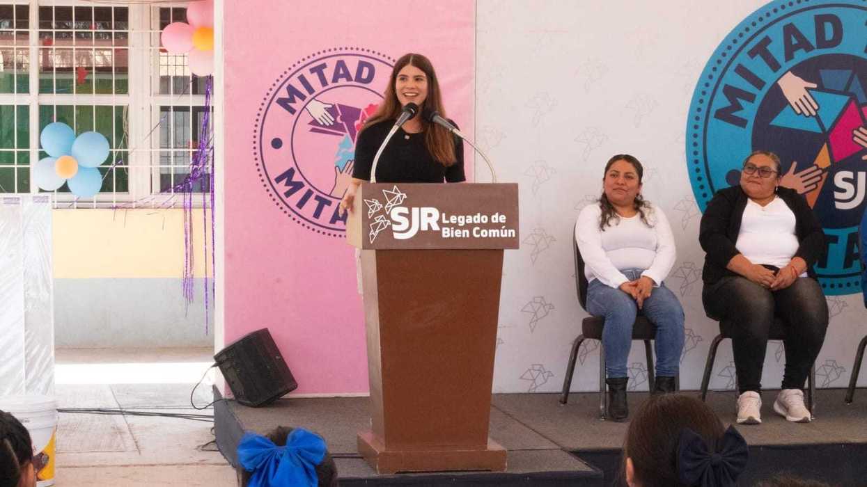 Gina Sánchez Barrios entrega balones y material didáctico a primaria Víctor Rosales de Santa Matilde en San Juan del Río