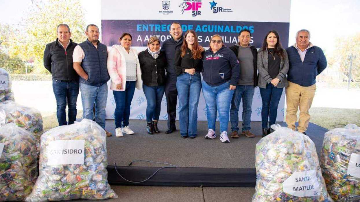 Gina Sánchez Barrios, presidenta del DIF San Juan del Río, durante entrega de aguinaldos navideños a beneficiarios del municipio en diciembre 2025