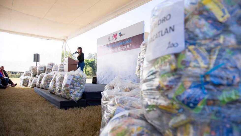 Gina Sánchez Barrios, presidenta del DIF San Juan del Río, durante entrega de aguinaldos navideños a beneficiarios del municipio en diciembre 2025