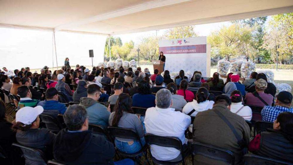 Gina Sánchez Barrios, presidenta del DIF San Juan del Río, durante entrega de aguinaldos navideños a beneficiarios del municipio en diciembre 2025