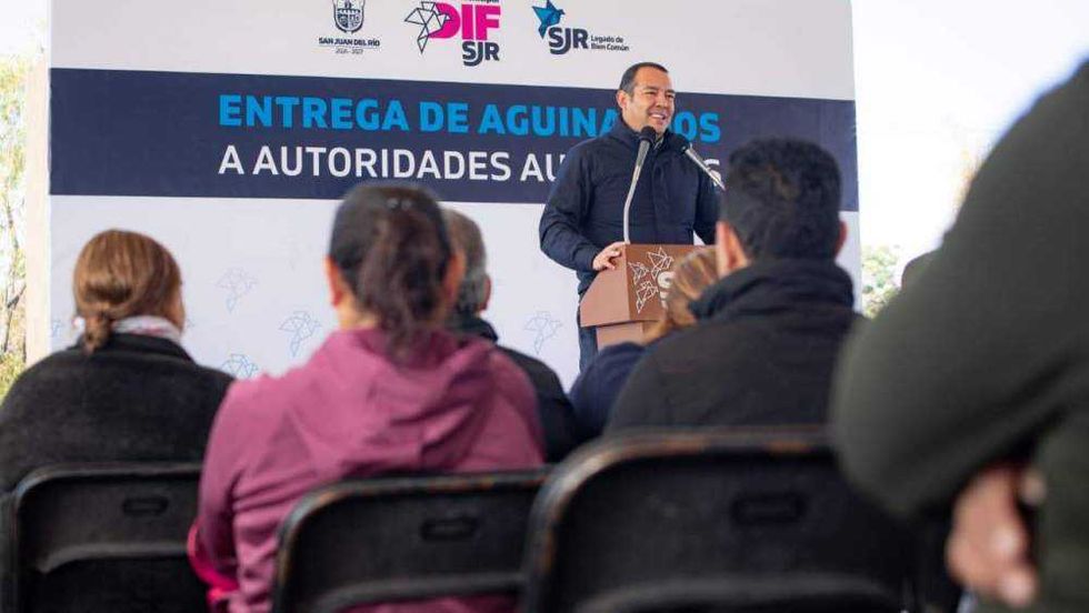 Gina Sánchez Barrios, presidenta del DIF San Juan del Río, durante entrega de aguinaldos navideños a beneficiarios del municipio en diciembre 2025