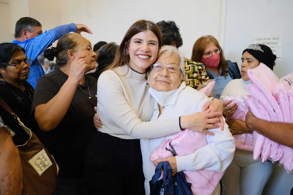 Gina Sánchez celebra el Día de la Candelaria con Adultos Mayores.