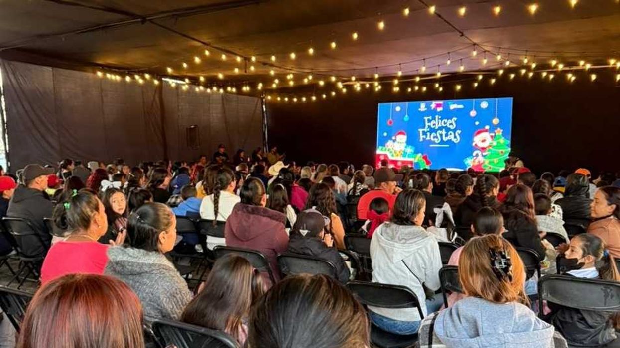 Gina Sánchez encabezó el cierre de posadas con cine móvil y juguetes. El alcalde Roberto Cabrera Valencia acompañó la actividad. Foto: DIF San Juan del Río