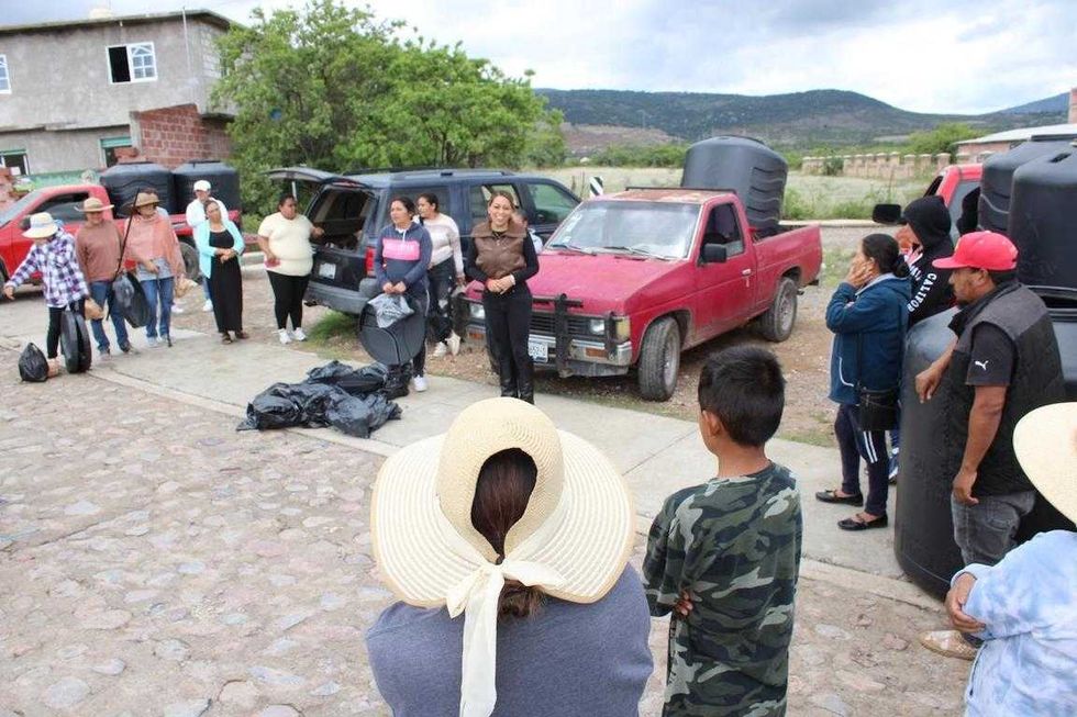 Ginna Guzm\u00e1n durante actividad de apoyo comunitario relacionada con la entrega de tinacos para familias del Distrito IX.
