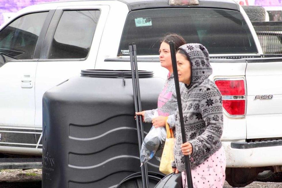 Ginna Guzm\u00e1n durante actividad de apoyo comunitario relacionada con la entrega de tinacos para familias del Distrito IX.