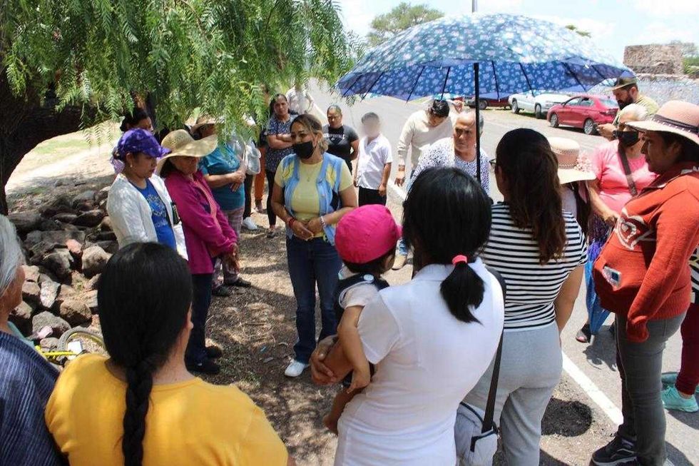 Ginna Guzm\u00e1n durante actividad de apoyo comunitario relacionada con la entrega de tinacos para familias del Distrito IX.