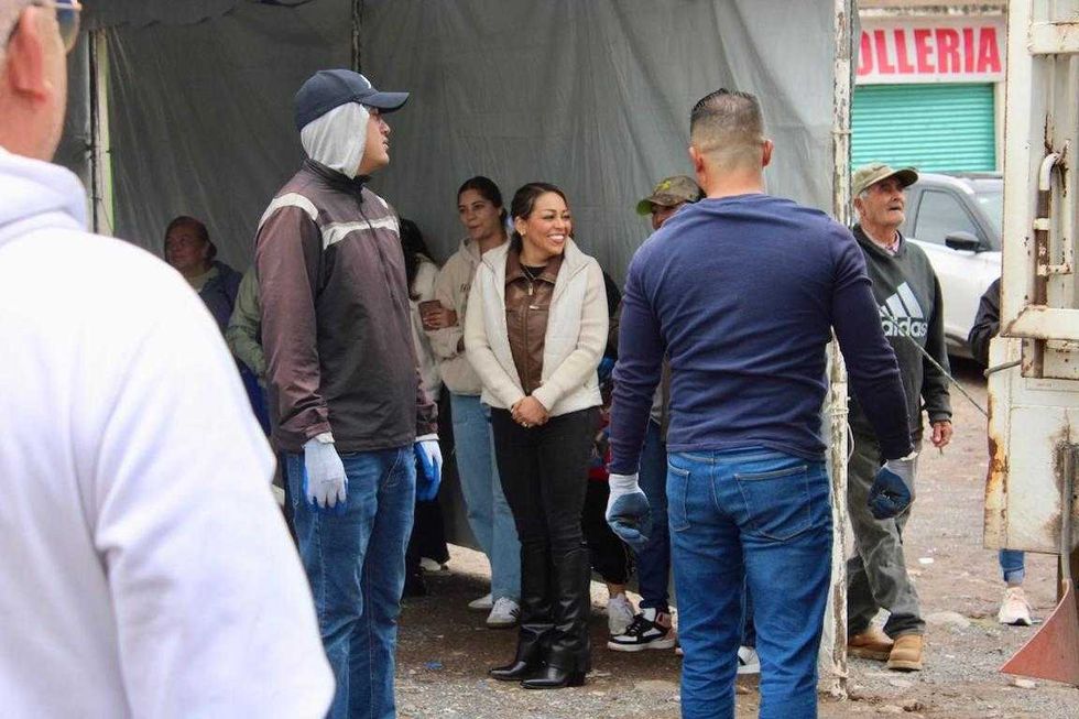Ginna Guzm\u00e1n durante actividad de apoyo comunitario relacionada con la entrega de tinacos para familias del Distrito IX.