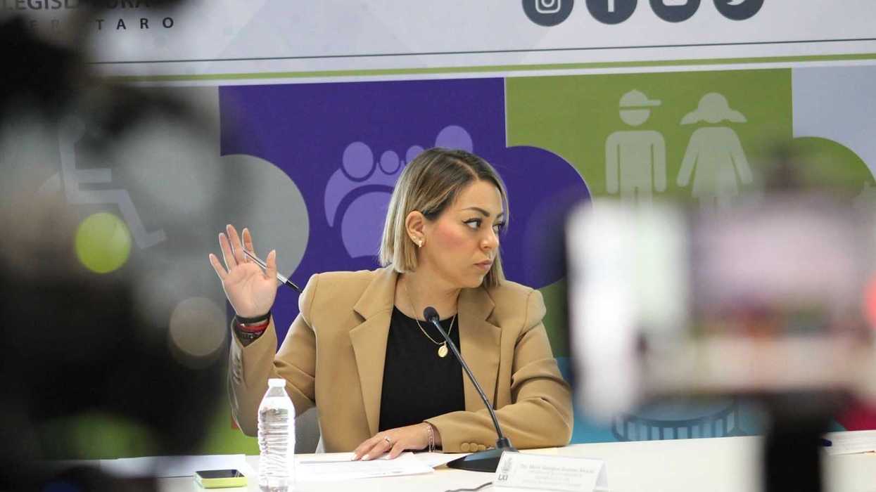 Ginna Guzmán habla ante medios en la Legislatura de Querétaro
