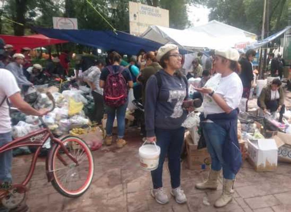 giro a giro ciclistas llevan viveres la ciudad mexico 2