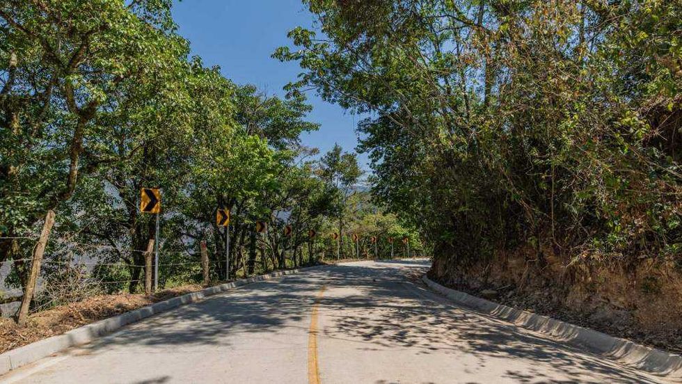 Gobernador entrega primera etapa de camino a Neblinas en Landa de Matamoros.