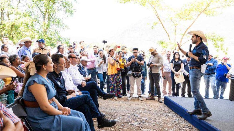 Gobernador entrega primera etapa de camino a Neblinas en Landa de Matamoros.