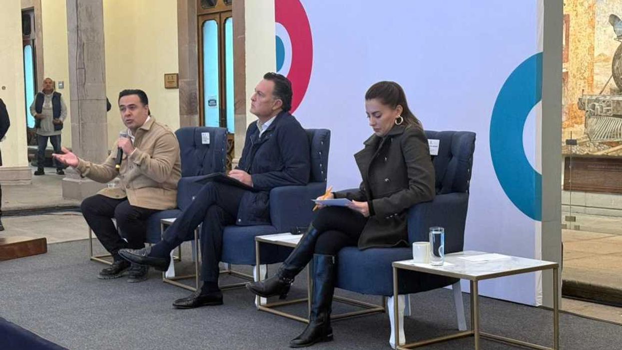 Gobernador Mauricio Kuri defiende Secretaría del Trabajo durante conferencia en Querétaro.