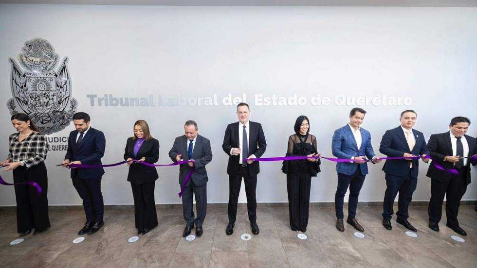 Gobernador Mauricio Kuri entrega nombramientos a jueces del Tribunal Laboral del Estado; ceremonia en Ciudad Judicial de Querétaro.