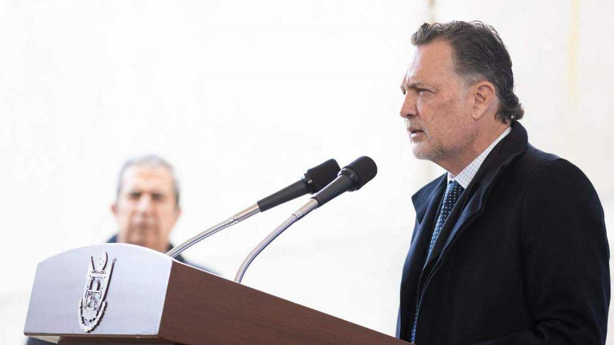 Gobernador Mauricio Kuri entrega reconocimientos a policías estatales que evitaron suicidios en Querétaro.