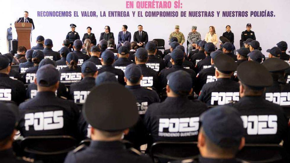 Gobernador Mauricio Kuri entrega reconocimientos a policías estatales que evitaron suicidios en Querétaro.