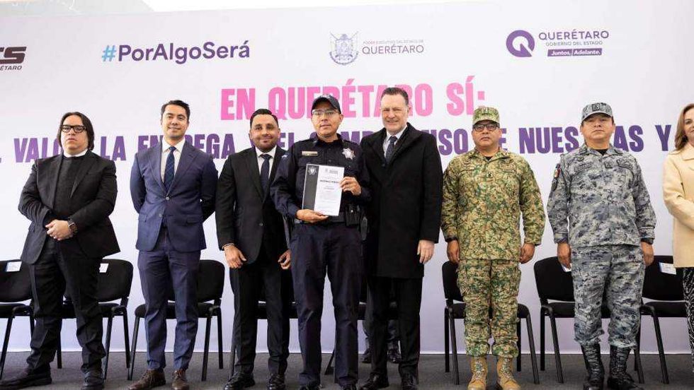 Gobernador Mauricio Kuri entrega reconocimientos a policías estatales que evitaron suicidios en Querétaro.