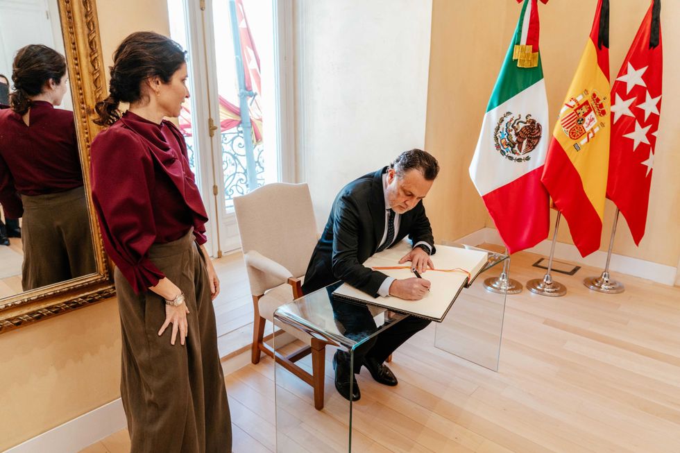 Gobernador Mauricio Kuri Gonz\u00e1lez durante encuentro diplom\u00e1tico con Isabel D\u00edaz Ayuso en Madrid, Espa\u00f1a