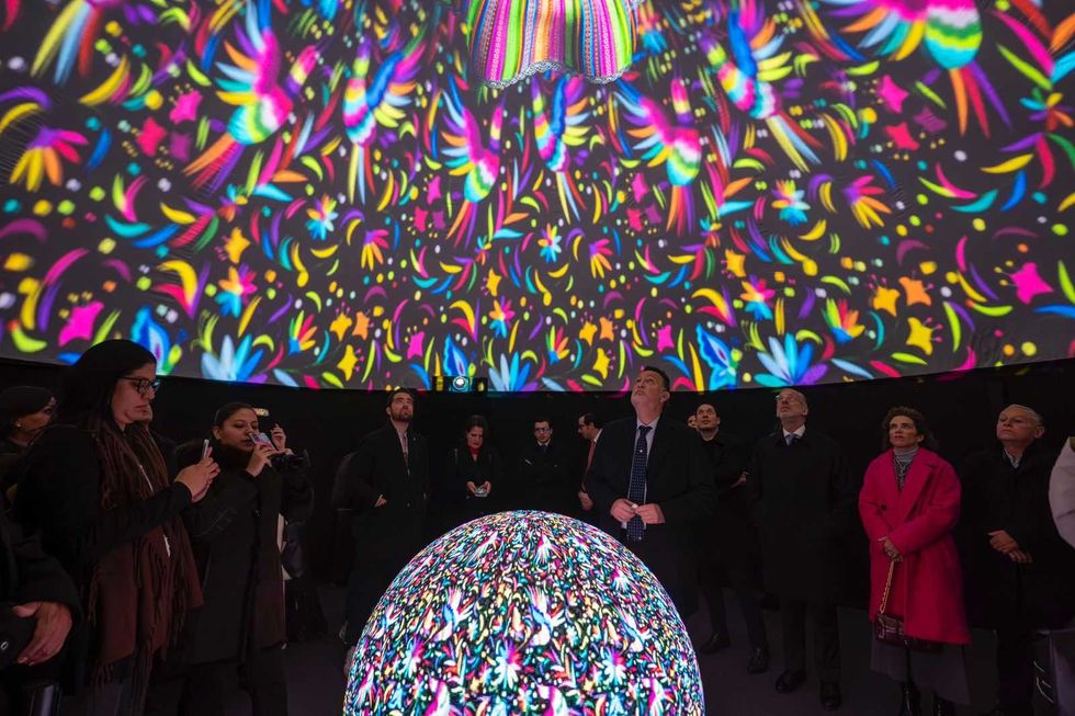 Gobernador Mauricio Kuri Gonz\u00e1lez durante inauguraci\u00f3n del Domo Inmersivo Conexi\u00f3n en Plaza de Olavide Madrid Espa\u00f1a promoci\u00f3n tur\u00edstica Quer\u00e9taro.