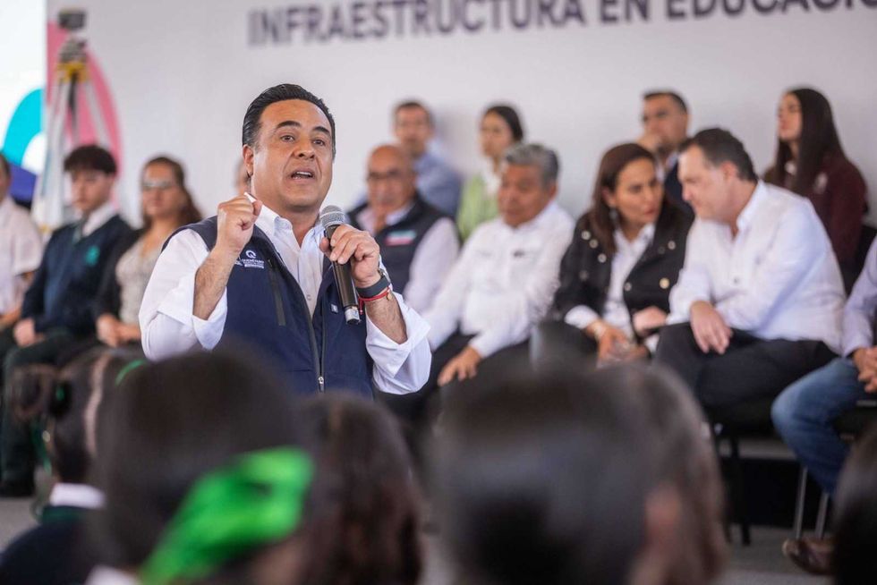 Gobernador Mauricio Kuri Gonz\u00e1lez y presidente municipal Roberto Cabrera Valencia durante entrega del programa Contigo Intervenci\u00f3n Educativa en el Conalep San Juan del R\u00edo, Quer\u00e9taro