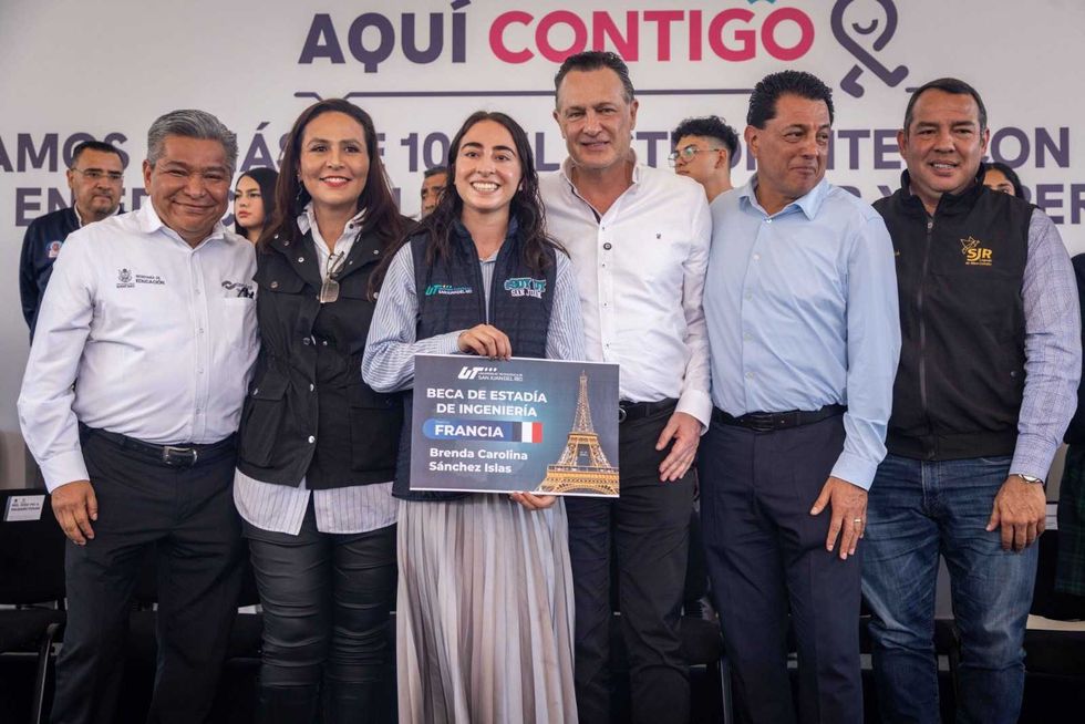 Gobernador Mauricio Kuri Gonz\u00e1lez y presidente municipal Roberto Cabrera Valencia durante entrega del programa Contigo Intervenci\u00f3n Educativa en el Conalep San Juan del R\u00edo, Quer\u00e9taro