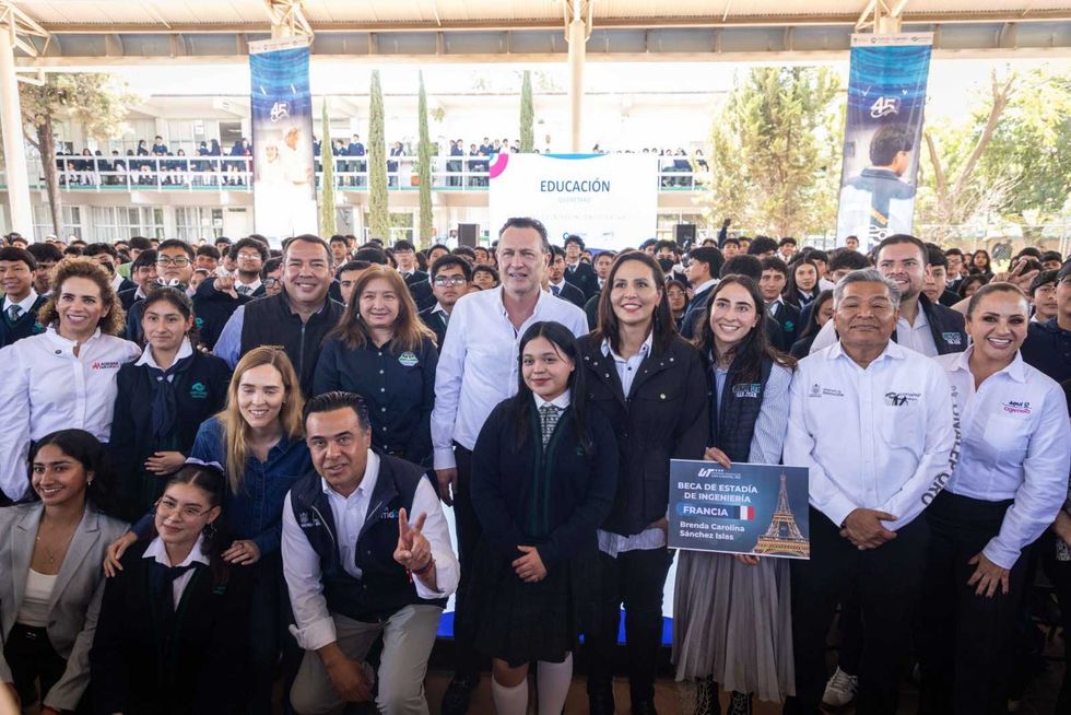 Gobernador Mauricio Kuri Gonz\u00e1lez y presidente municipal Roberto Cabrera Valencia durante entrega del programa Contigo Intervenci\u00f3n Educativa en el Conalep San Juan del R\u00edo, Quer\u00e9taro