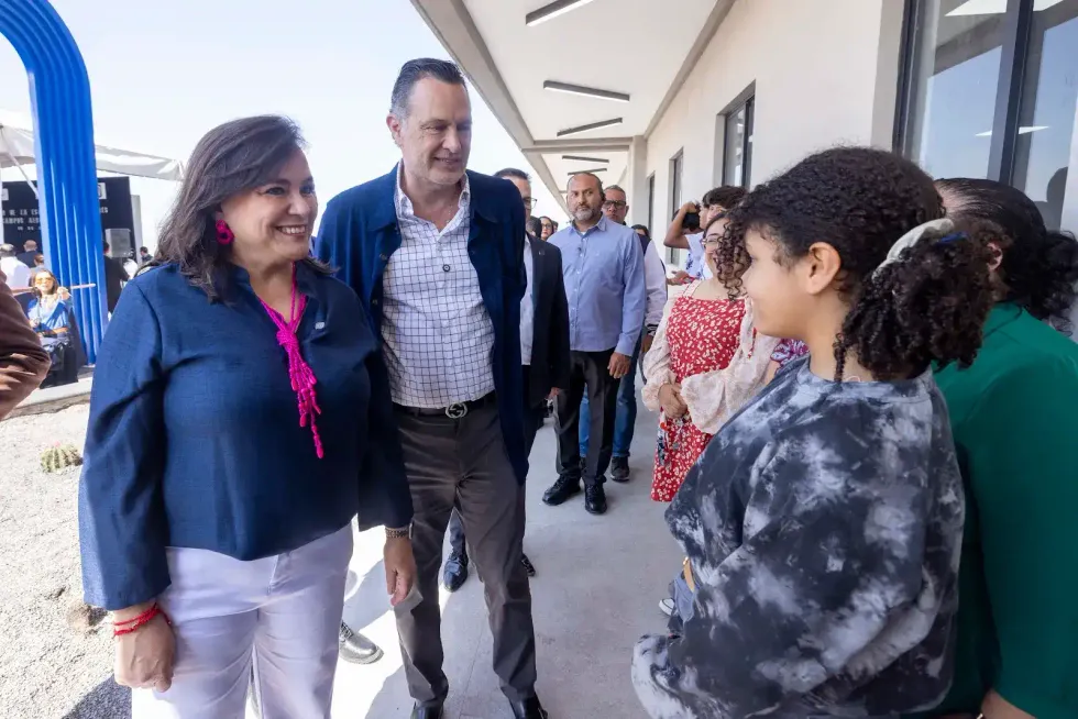 Gobernador Mauricio Kuri Gonz\u00e1lez y rectora Silvia Amaya Llano con estudiantes en el plantel 17 de Bachilleres UAQ en Campus Aeropuerto, Quer\u00e9taro 2026.