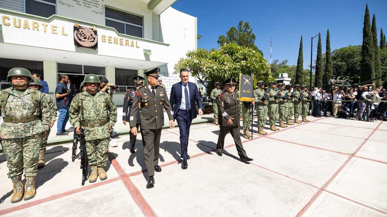 Gobernador Mauricio Kuri González camina junto a mandos militares en el patio del Cuartel General de la XVII Zona Militar en Querétaro durante cambio de mando