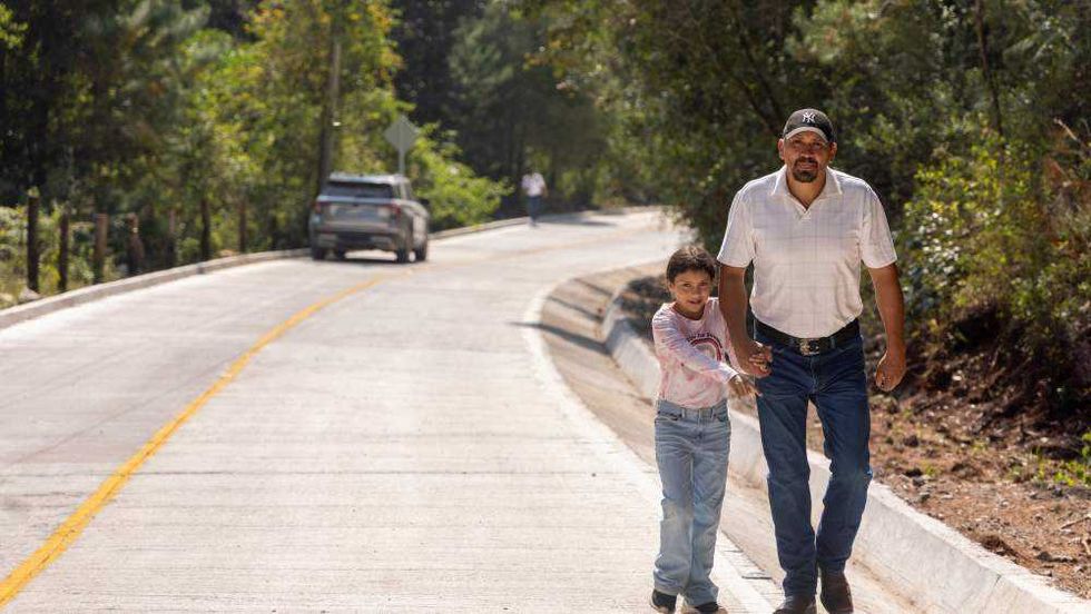 Gobernador Mauricio Kuri inaugura camino pavimentado Valle Verde-El Pocito en Jalpan de Serra con obra de 5.7 millones de pesos.