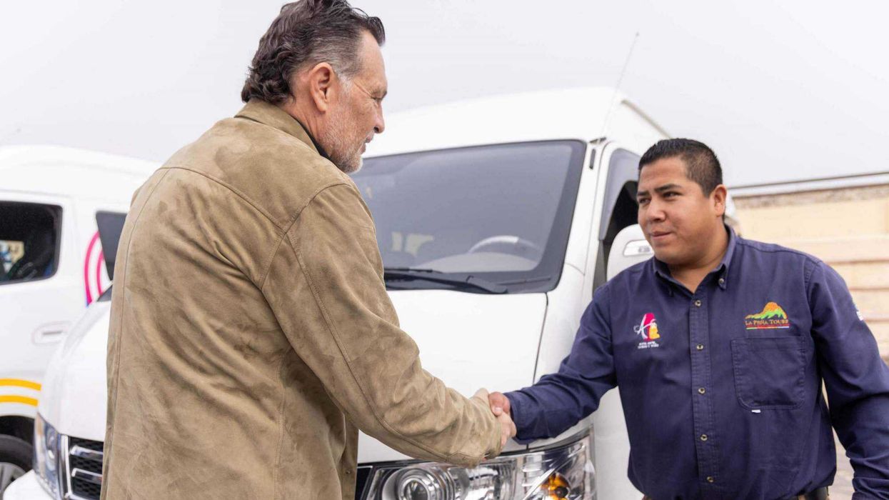 Gobernador Mauricio Kuri inaugura QroVan en Ezequiel Montes; sistema de 78 camionetas conecta semidesierto queretano con tarifa de 20 pesos.