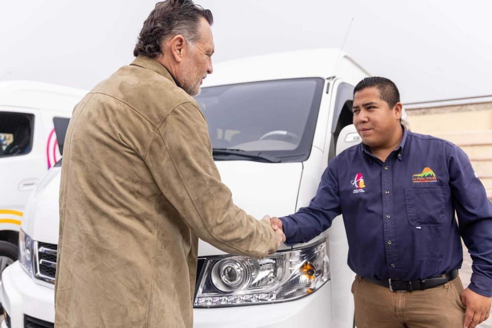 Gobernador Mauricio Kuri inaugura QroVan en Ezequiel Montes; sistema de 78 camionetas conecta semidesierto queretano con tarifa de 20 pesos.