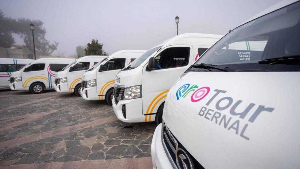 Gobernador Mauricio Kuri inaugura QroVan en Ezequiel Montes; sistema de 78 camionetas conecta semidesierto queretano con tarifa de 20 pesos.