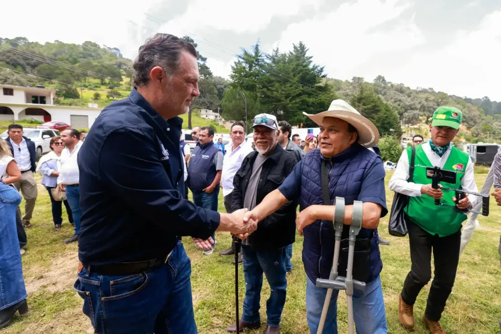 Gobernador Mauricio Kuri saluda a beneficiarios durante la entrega del sistema de agua potable Taxhido-Decon\u00ed en San Joaqu\u00edn, Quer\u00e9taro