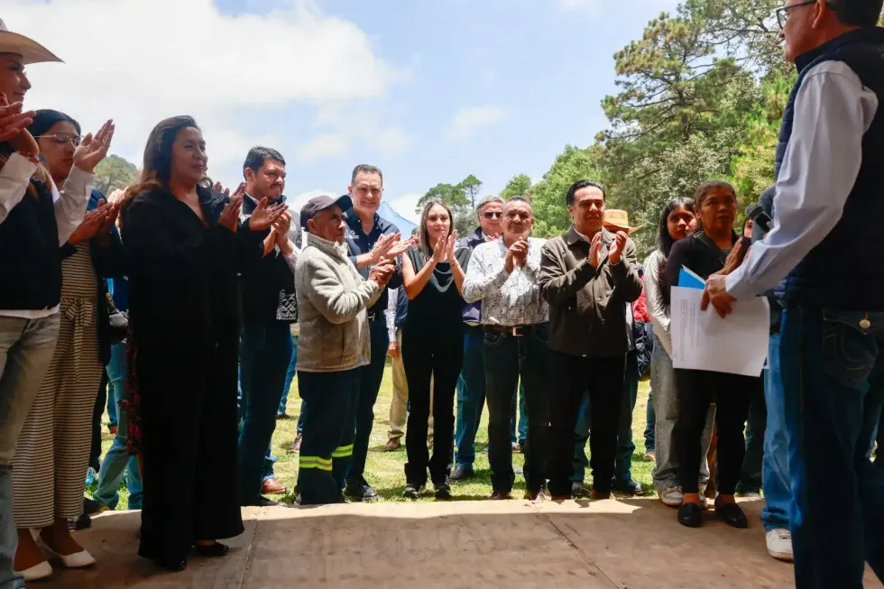 Gobernador Mauricio Kuri saluda a beneficiarios durante la entrega del sistema de agua potable Taxhido-Decon\u00ed en San Joaqu\u00edn, Quer\u00e9taro