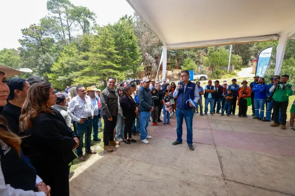Gobernador Mauricio Kuri saluda a beneficiarios durante la entrega del sistema de agua potable Taxhido-Decon\u00ed en San Joaqu\u00edn, Quer\u00e9taro