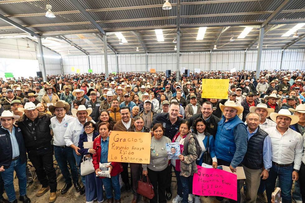 Gobernador Mauricio Kuri y alcalde Roberto Cabrera encabezan entrega de ma\u00edz a familias temporaleras en San Juan del R\u00edo, Quer\u00e9taro