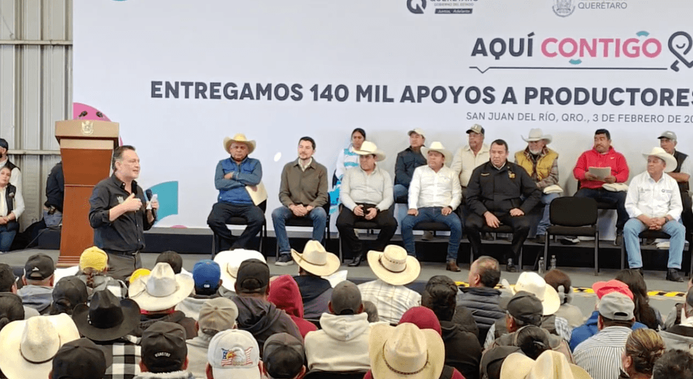 Gobernador Mauricio Kuri y alcalde Roberto Cabrera encabezan entrega de ma\u00edz a familias temporaleras en San Juan del R\u00edo, Quer\u00e9taro