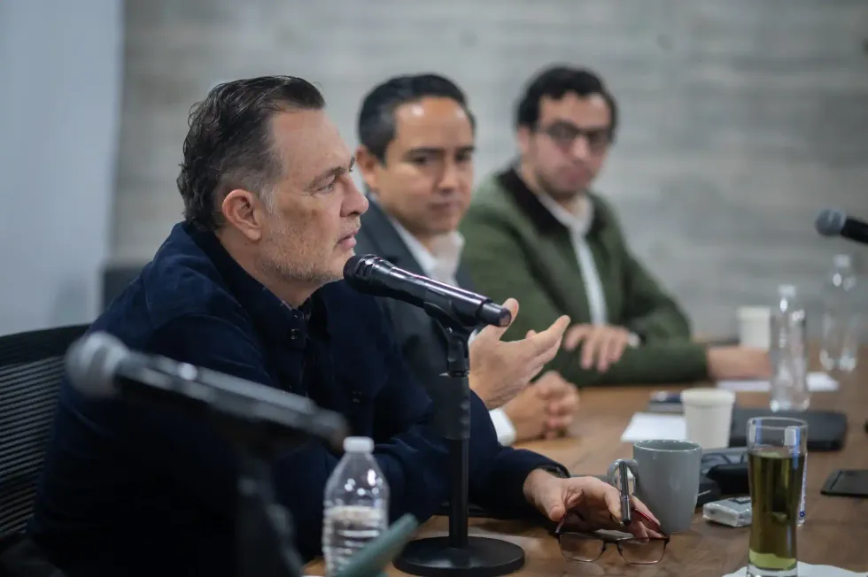 Gobernador participa ante funcionarios en una mesa de trabajo sobre tr\u00e1mites digitales.