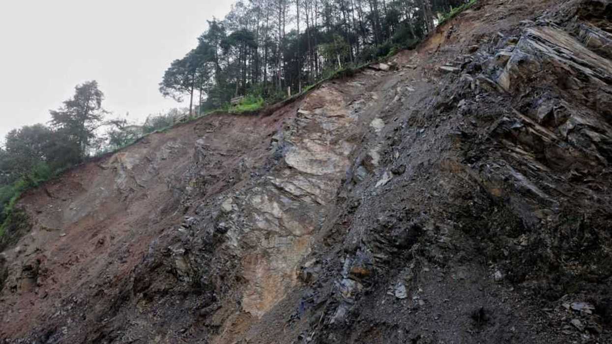 Gobernador supervisa reparaciones por deslave en la carretera San Juan del Río-Xilitla.