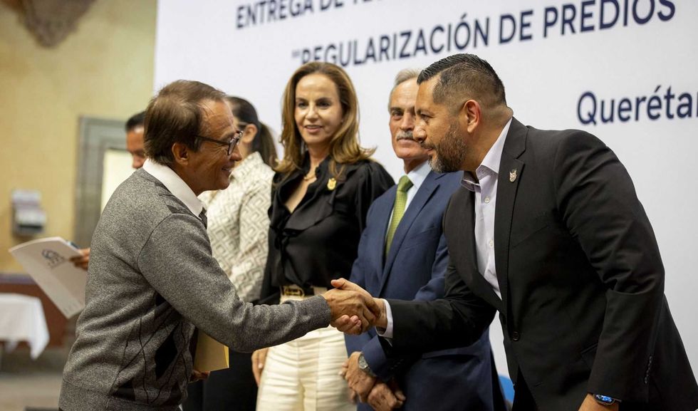 Gobierno de Querétaro entrega escrituras para seguridad patrimonial.