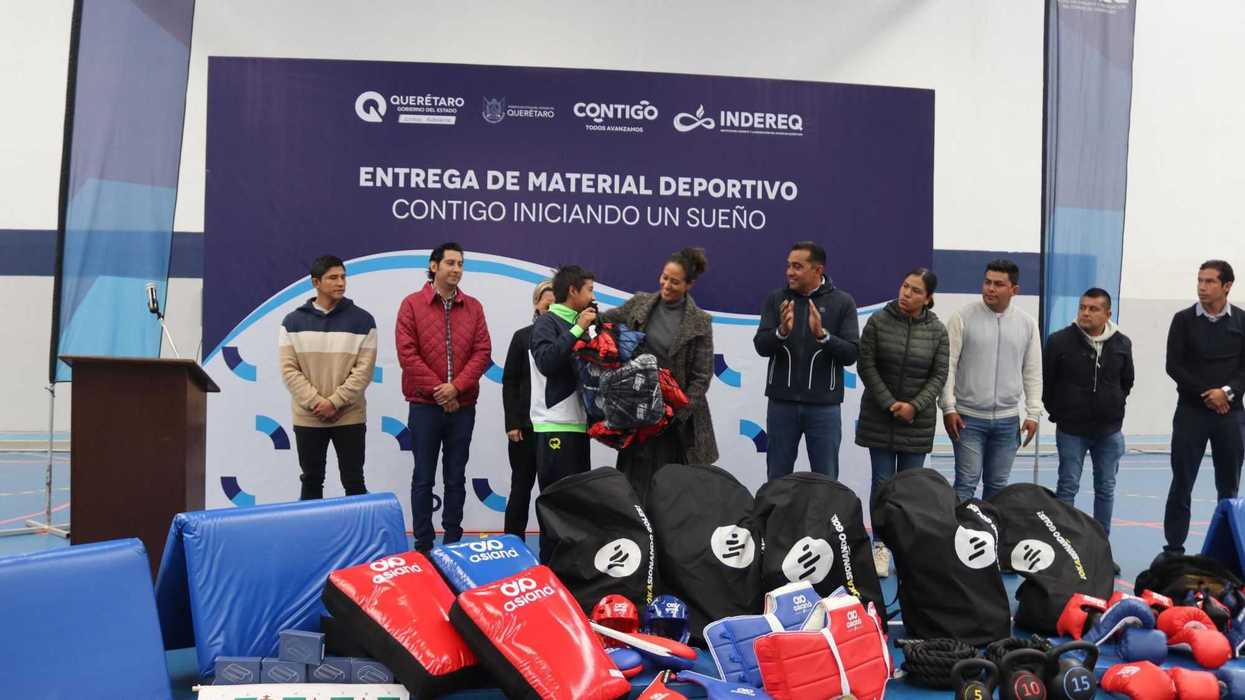 Gobierno Estatal entrega material deportivo a atletas en siete municipios.