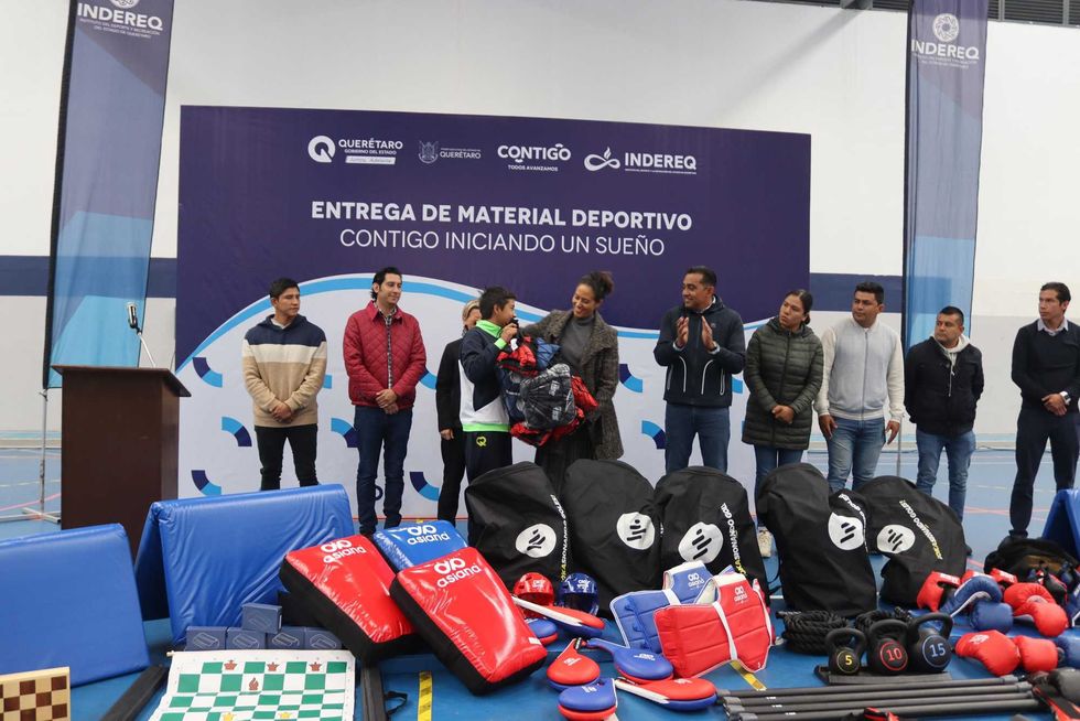 Gobierno Estatal entrega material deportivo a atletas en siete municipios.