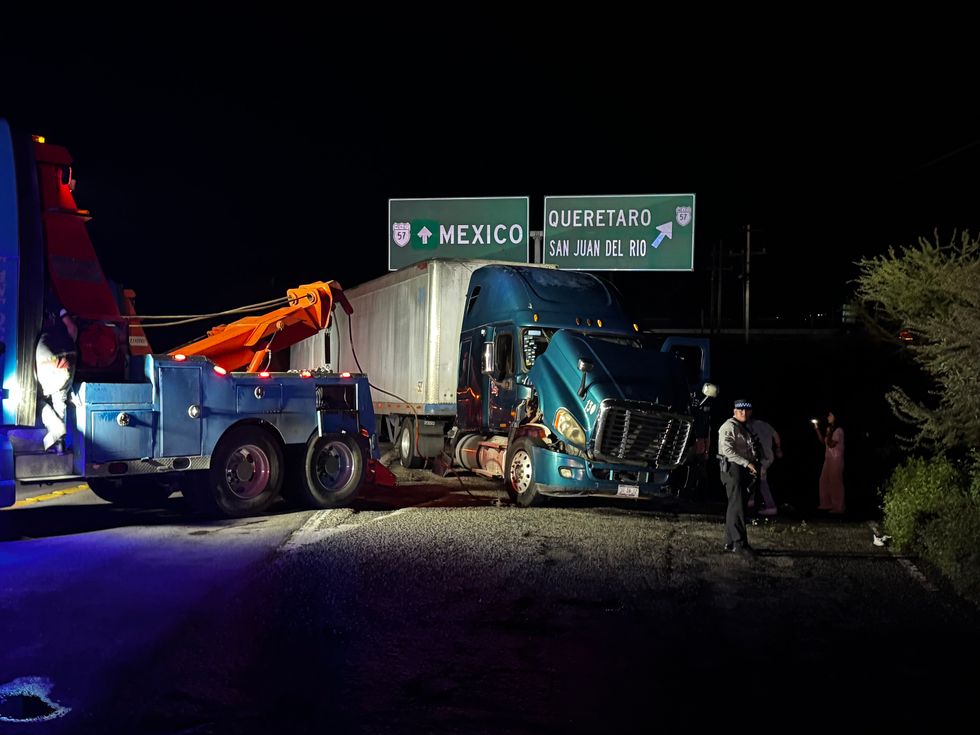 Gr\u00faa realiza maniobras para retirar un tr\u00e1iler volcado en el distribuidor vial de Palmillas, en San Juan del R\u00edo.
