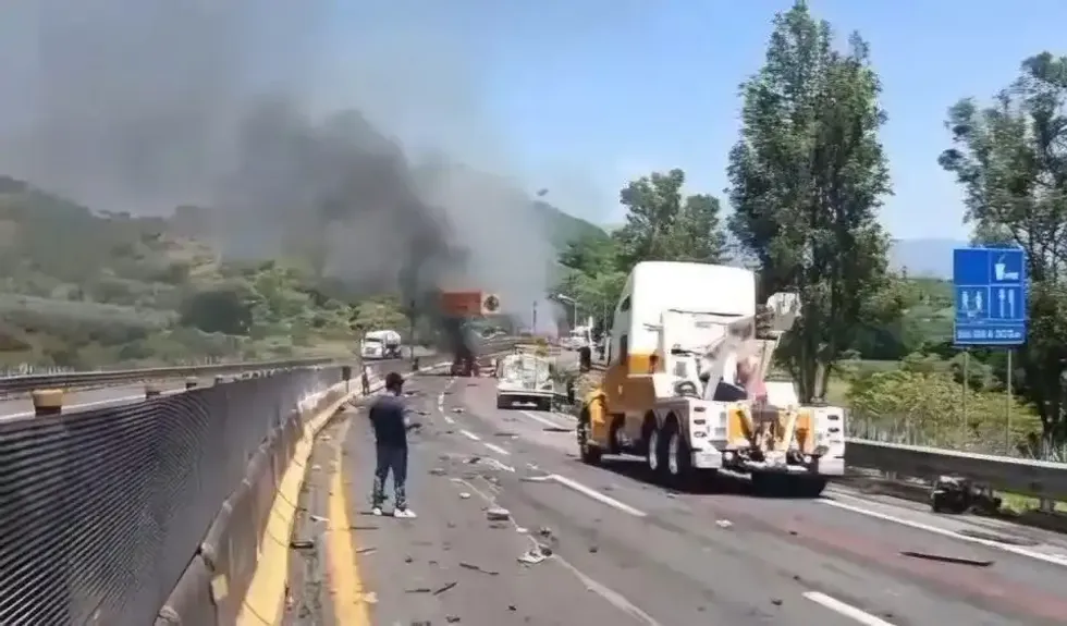 Gr\u00faa trabaja entre humo y restos dispersos tras el choque m\u00faltiple en la autopista