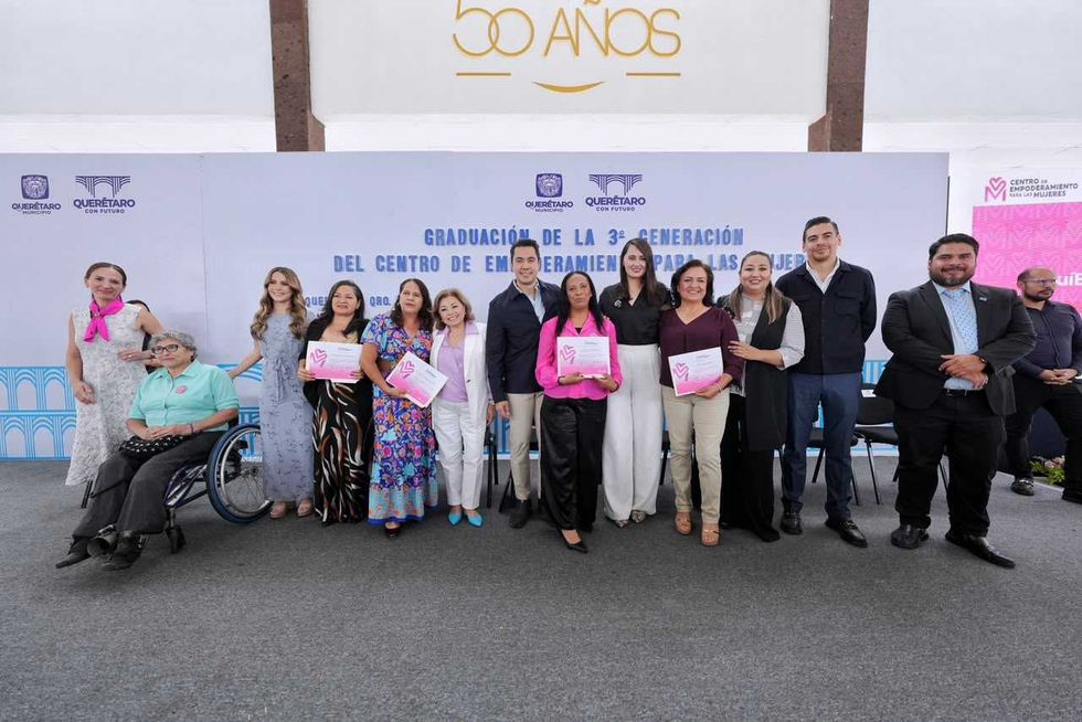 Graduadas de la tercera generaci\u00f3n del Centro de Empoderamiento para las Mujeres posan con sus diplomas junto a funcionarios municipales de Quer\u00e9taro.