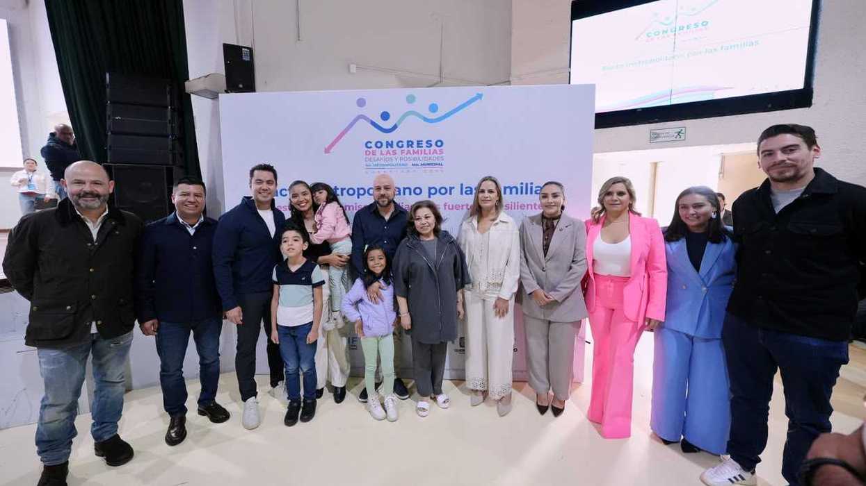 Grupo de adultos y niños posa frente a la lona del Congreso de las Familias en Querétaro 2026