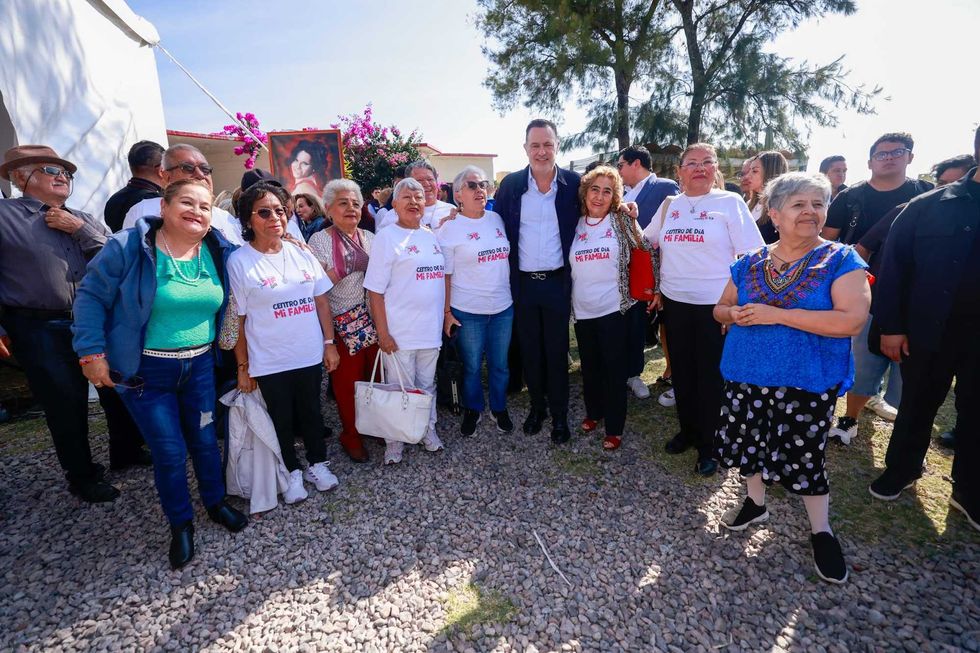 Grupo de asistentes con playeras de Centro de D\u00eda Mi Familia acompa\u00f1a al gobernador durante el arranque de obra de la nueva sede de Fundaci\u00f3n Chabely